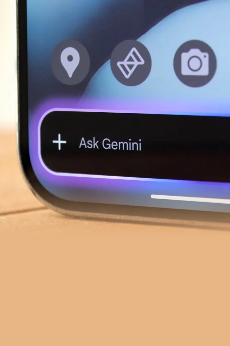 Smartphone screen demonstrating the Google Gemini invocation interface, featuring an 